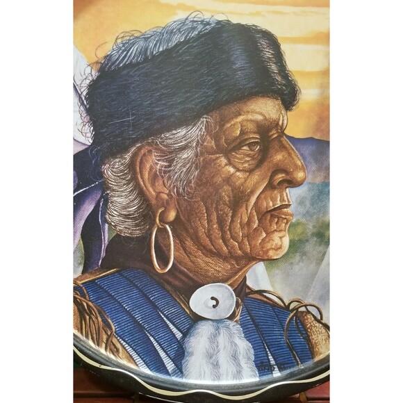 Vintage Native American Indian Metal Cocktail Serving Tray 11" Diameter - Picture 2 of 4